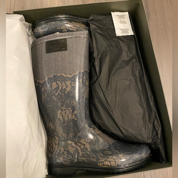 Brand new Authentic Valentino Grey Lace Print Rubber Rain Boots Size EU38 - Picture 2 of 5